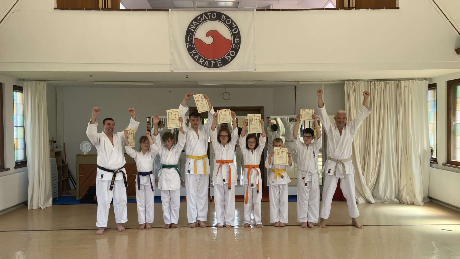 Die erfolgreichen Prüflinge des NAGATO-DOJO mit Dojo-Leiter Matthias Pittrof und Jugendtrainer Daniel Schultz nach dem bestandenen Prüfungslehrgang am 20. Juni 2026.